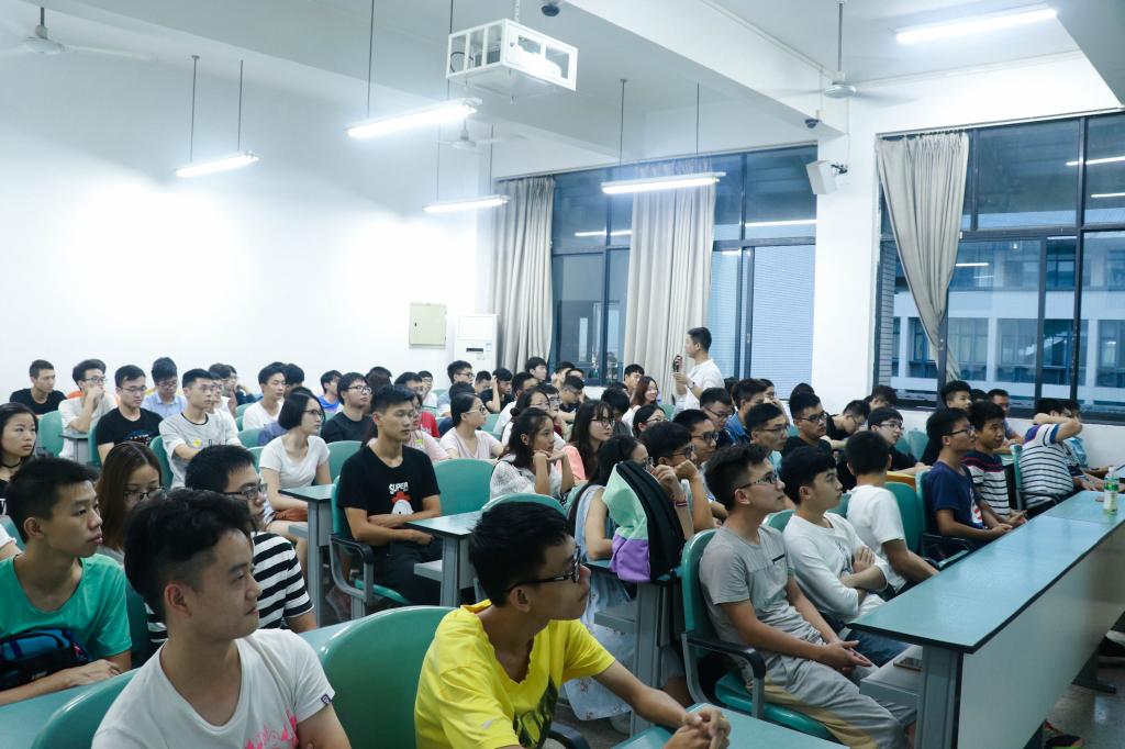 同学们认真聆听并积极提问