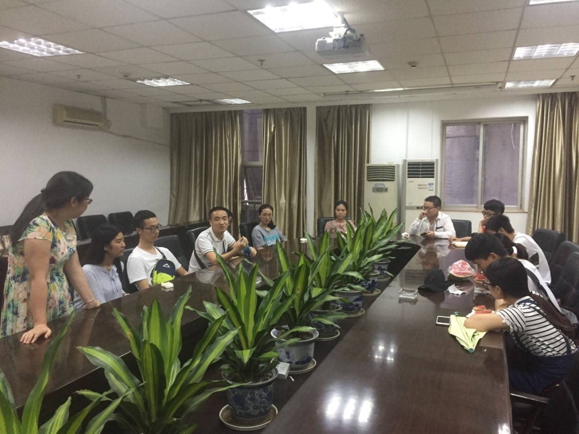 胡海容副院长一行在重庆市第五中级人民法院和同学们进行交流
