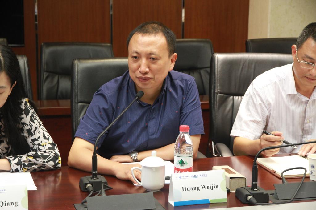 副校长黄伟九在会上讲话