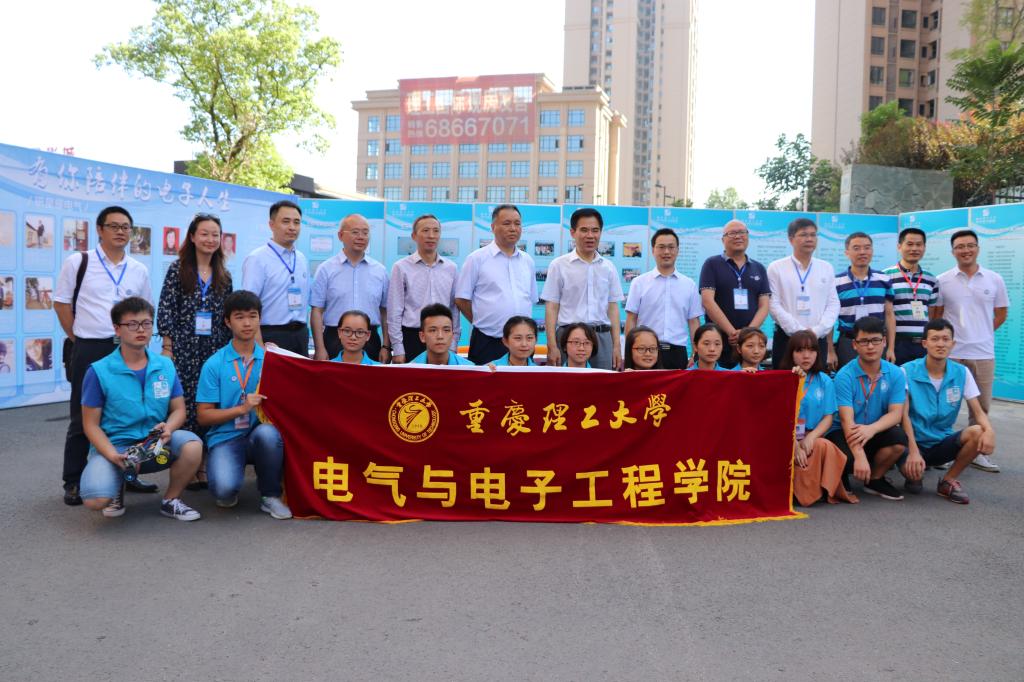 校领导慰问电气学院迎新志愿者