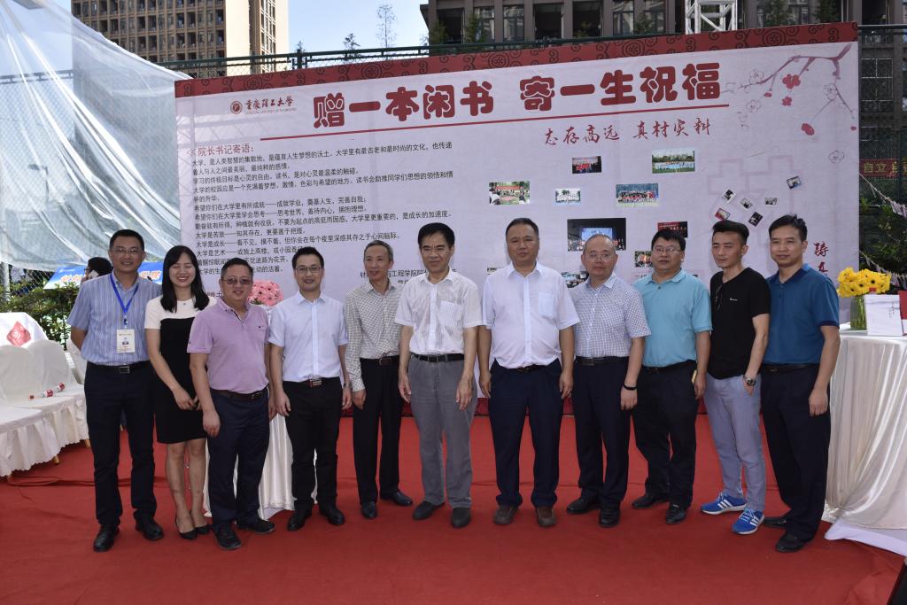 校领导一行看望材料科学与工程学院迎新现场师生