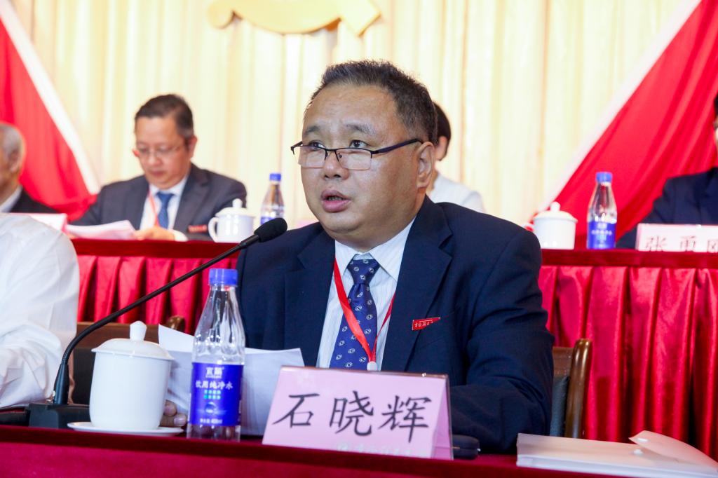 校党委副书记、校长石晓辉同志主持大会,并宣布大会开幕