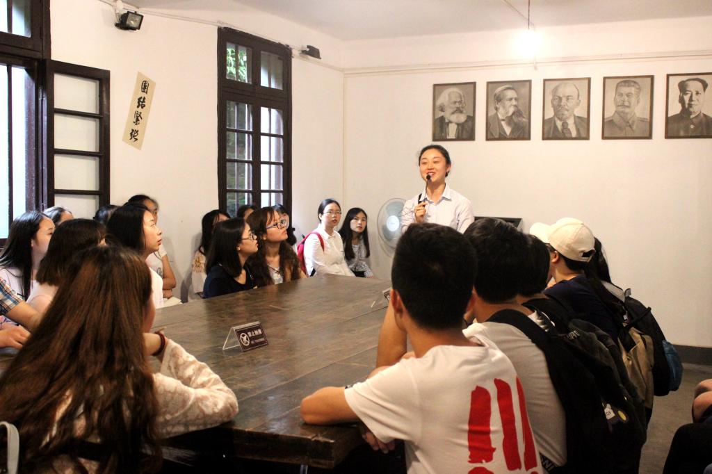 一堂在八路军办事处救亡室里上的特别党课