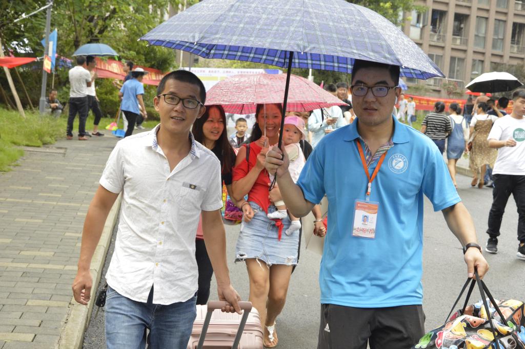 志愿者为新生家长撑伞