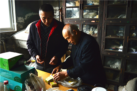 李志华师傅和同事正在工作_副本
