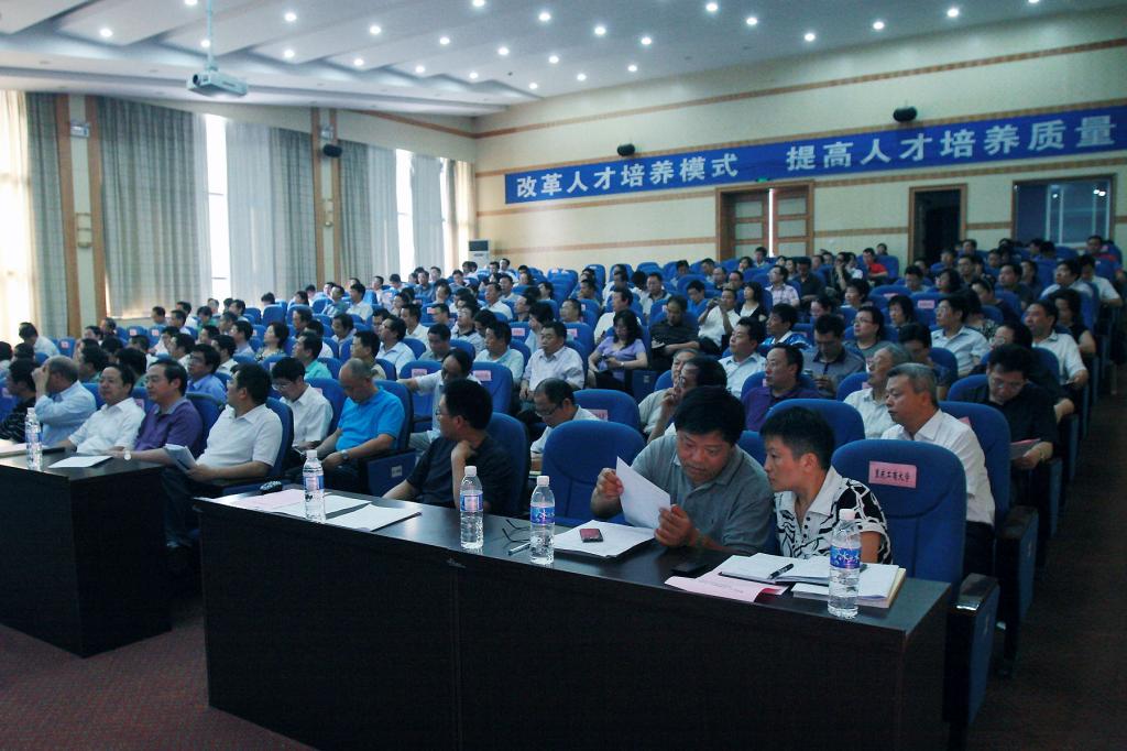 来自重庆市教育工委、市教委有关领导,在渝高校的主要负责人、分管教学工作的副校(院)长和教务处负责人以及市教委相关处室、直属单位负责人约250人参加会议