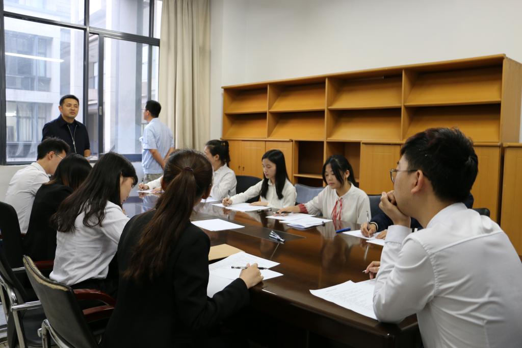 选手们在进行无领导小组面试考核