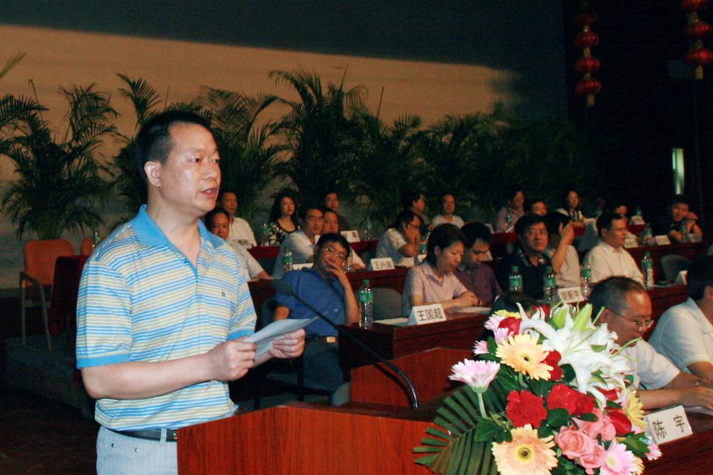 优秀毕业生、会计学院曹游佳同学的父亲曹廷智作为学生家长代表在毕业典礼上作了发言