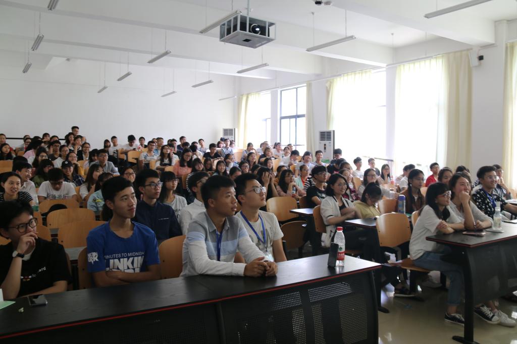 同学们在分会场观看直播