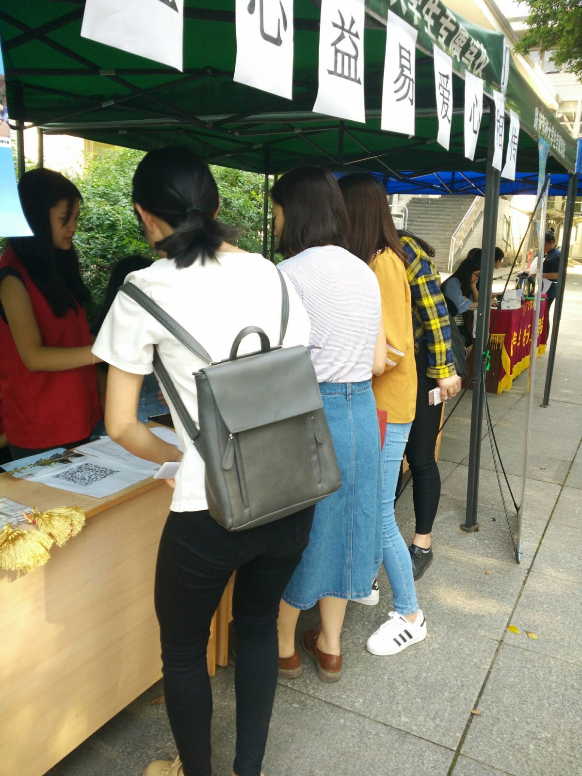 材料学院青年志愿者协会举办“衣旧深情,与爱同行”爱心捐赠活动