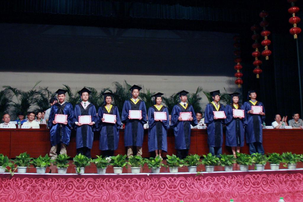 学校领导为获奖毕业生代表颁发了荣誉证书