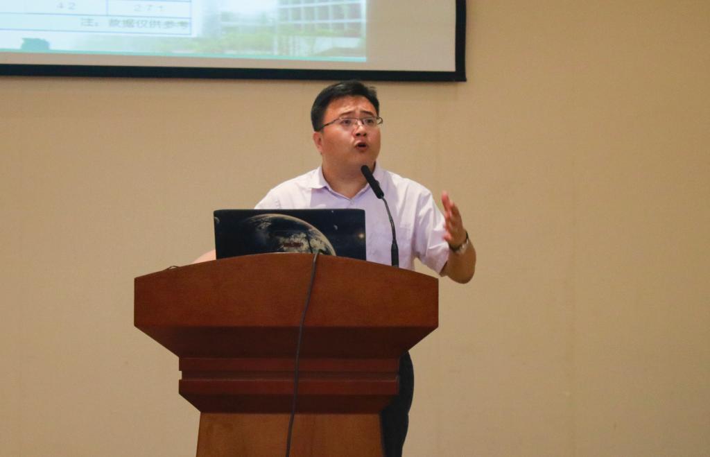 理学院副院长徐伟华老师做考研动员