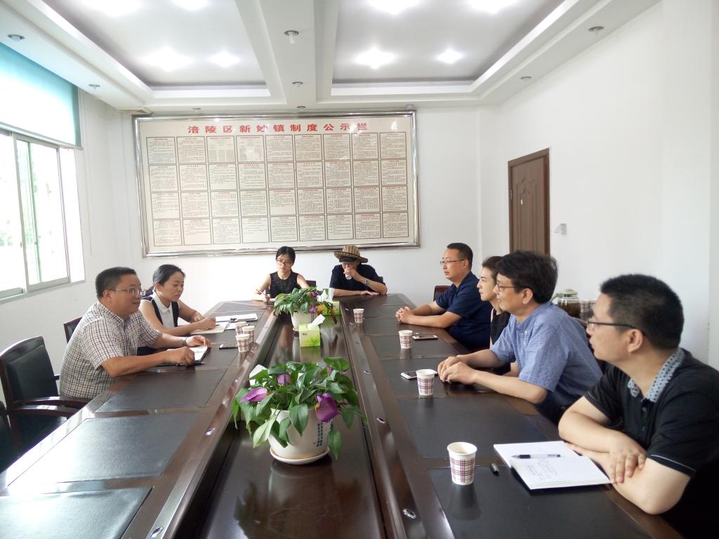 学院领导与当地干部进行座谈
