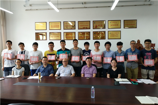 电子学院领导和老师为毕业生校友联络员颁发聘书