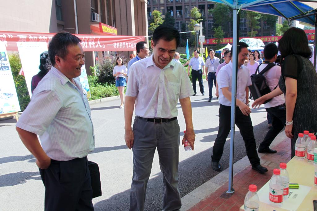 校领导一行看望理学院迎新现场师生
