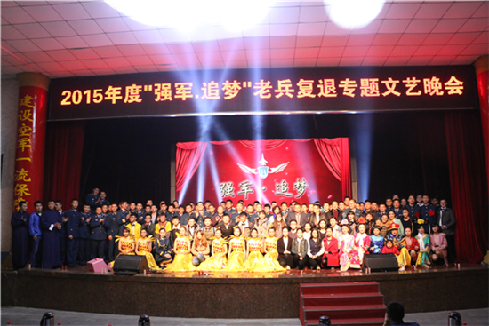 晚会结束后,同学们与部队官兵合影留念