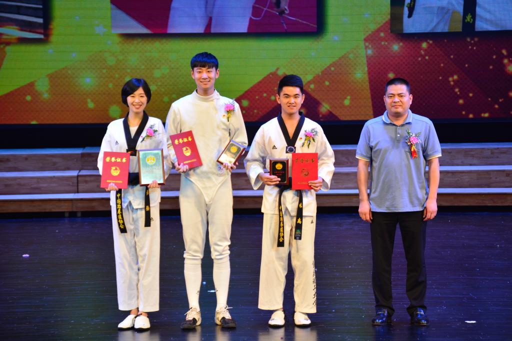 93级校友邓骞为2016-2017年度“士继青年奖章”体育活动类颁奖并合影