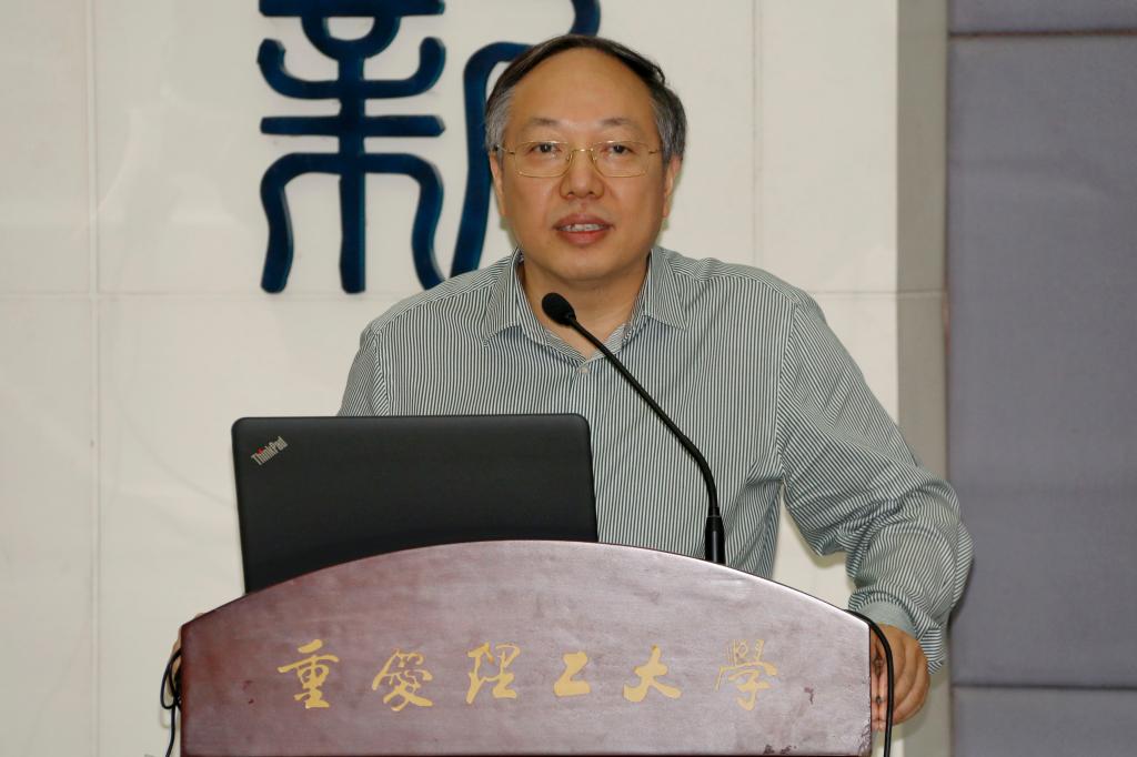 市经信委副主任周青在会上讲话