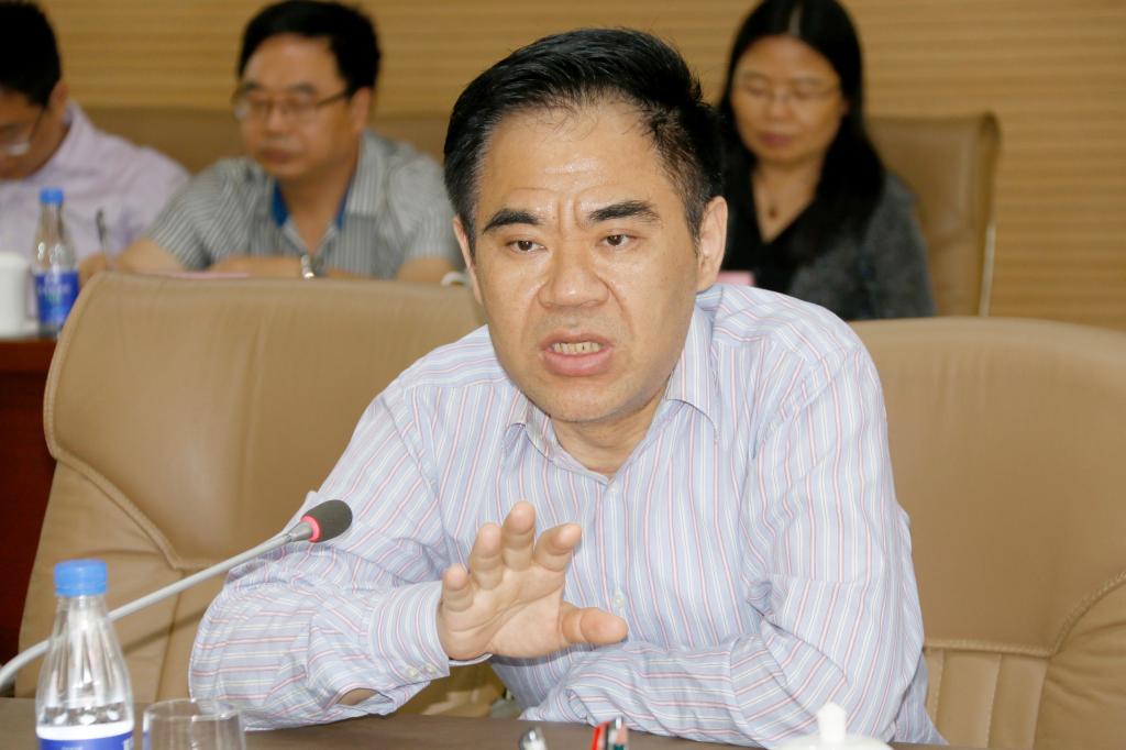校党委书记李志雄在会上讲话