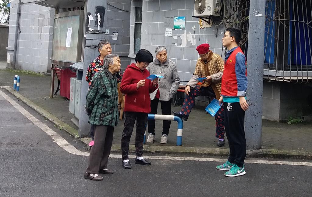 材料青协志愿者向社区居民宣传环保知识