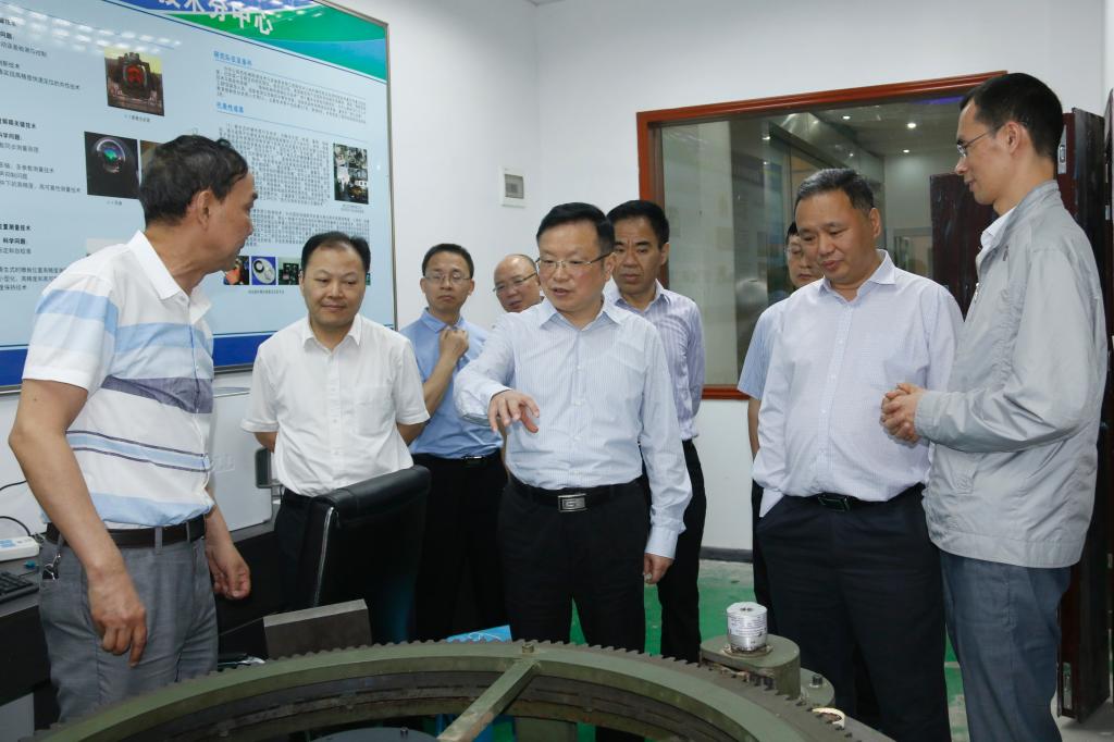 屈谦副市长一行实地察看机械检测技术与装备教育部工程研究中心