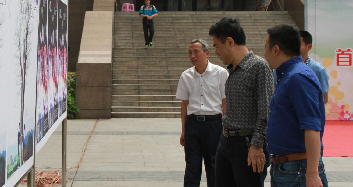 重庆理工大学党委书记李志雄观看电影海报