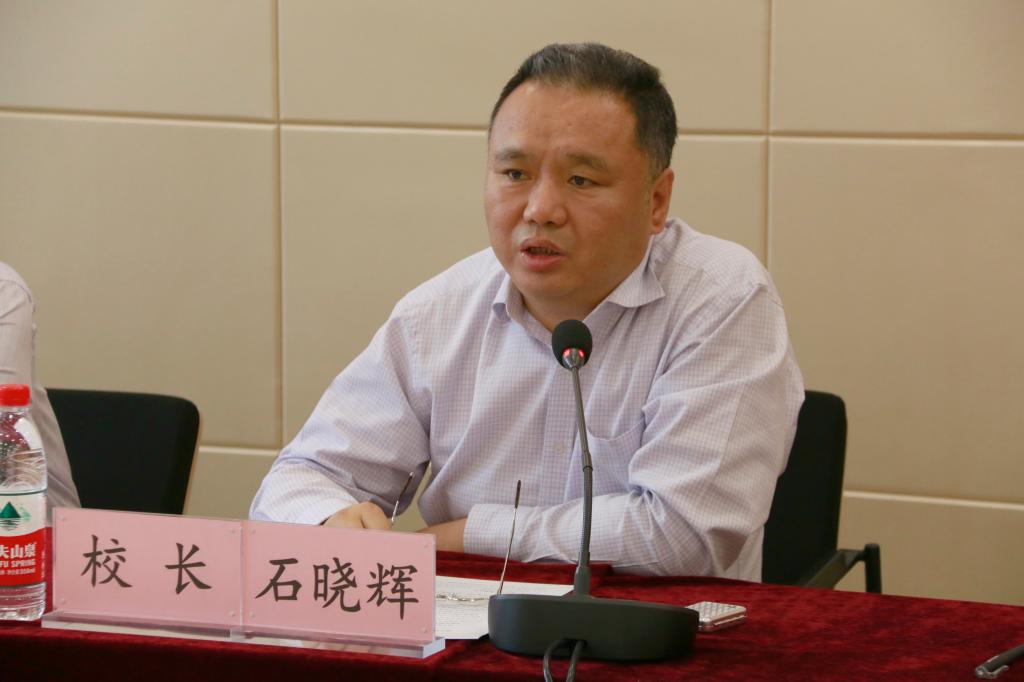 校长石晓辉在会上讲话