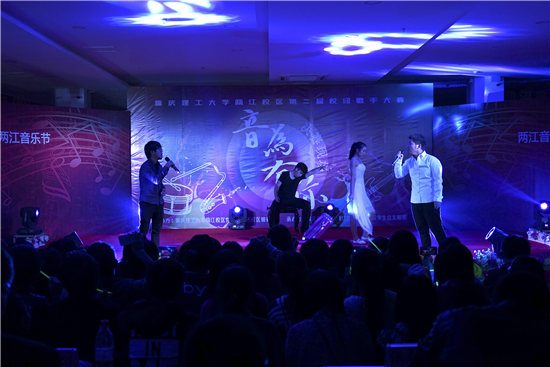 3参赛选手深情演唱_meitu_3