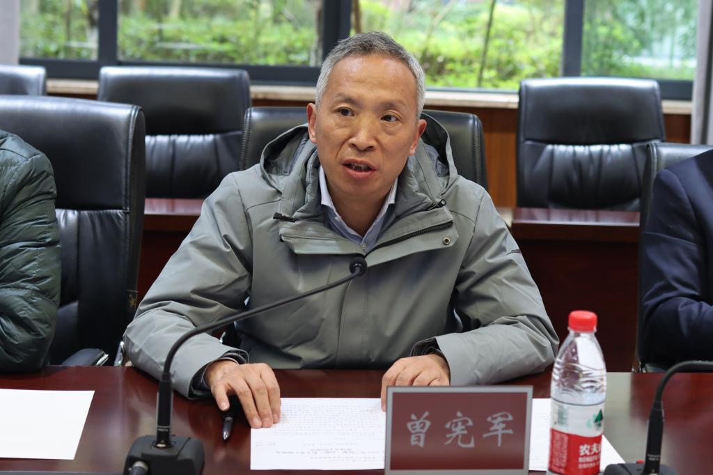 首页>-学校要闻>-正文>副校长曾宪军讲话杜立校友为学生代表们发放