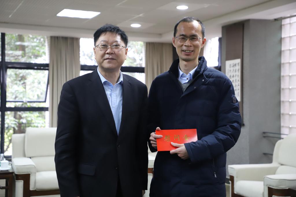 市委教育工委书记、 市教委主任黄政一行到校慰问高层次人才