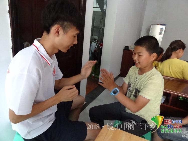 志愿者课间与小朋友的互动 中国青年网通讯员 况镇成 摄