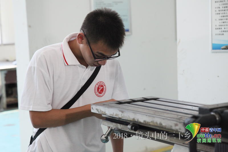 同学正专注观察CTL的机器设备。中国青年网通讯员 剡仁哲 摄
