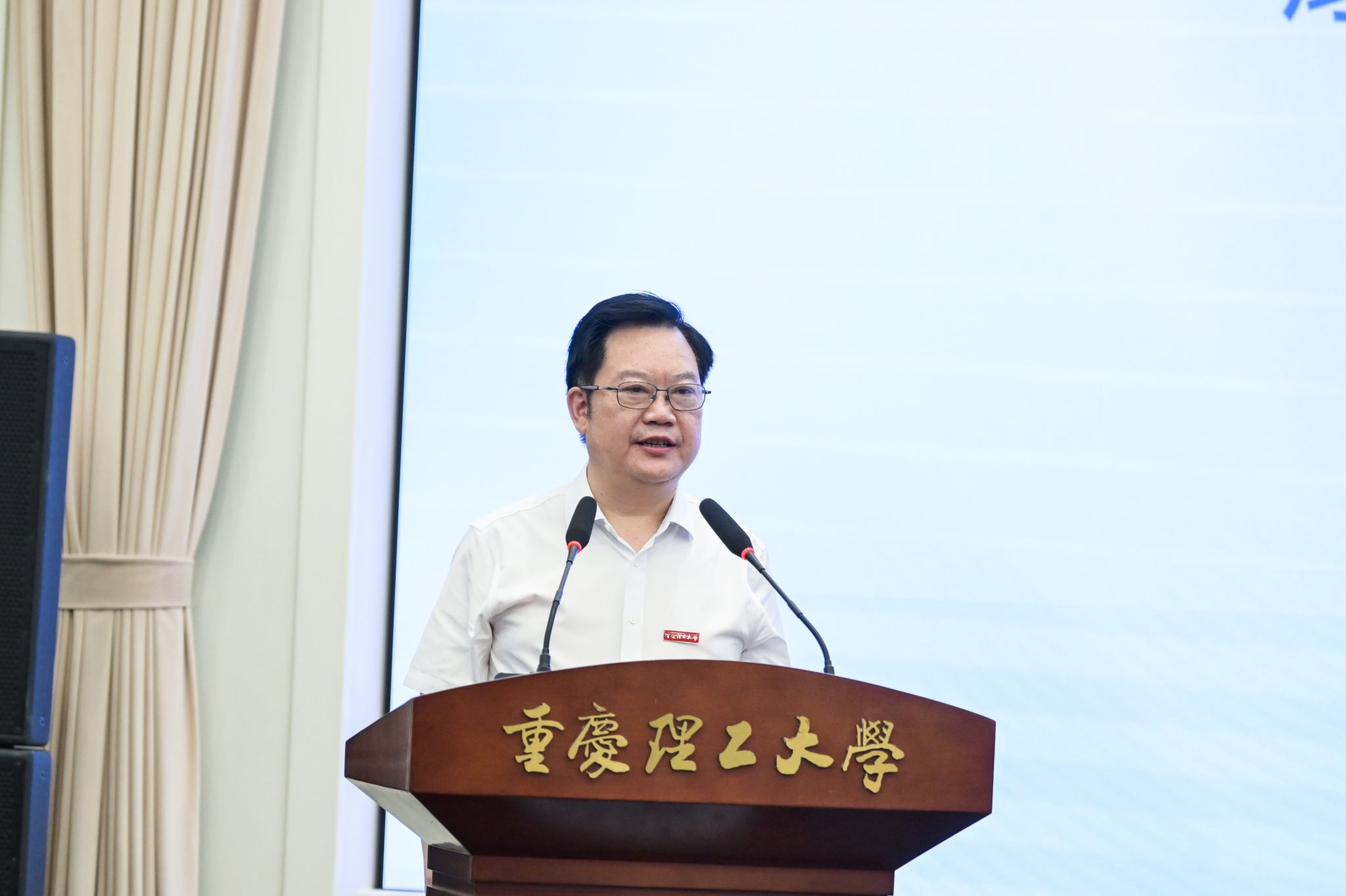 “魔法足球”让科技体育“飞”入校园
