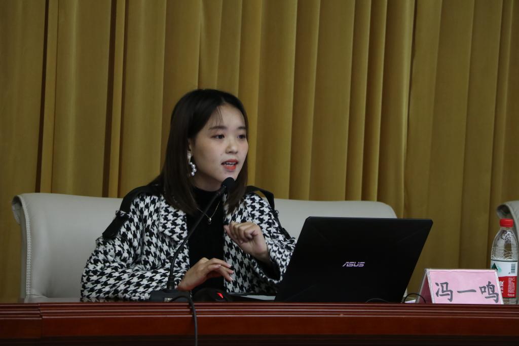 冯一鸣对学生记者进行采编培训