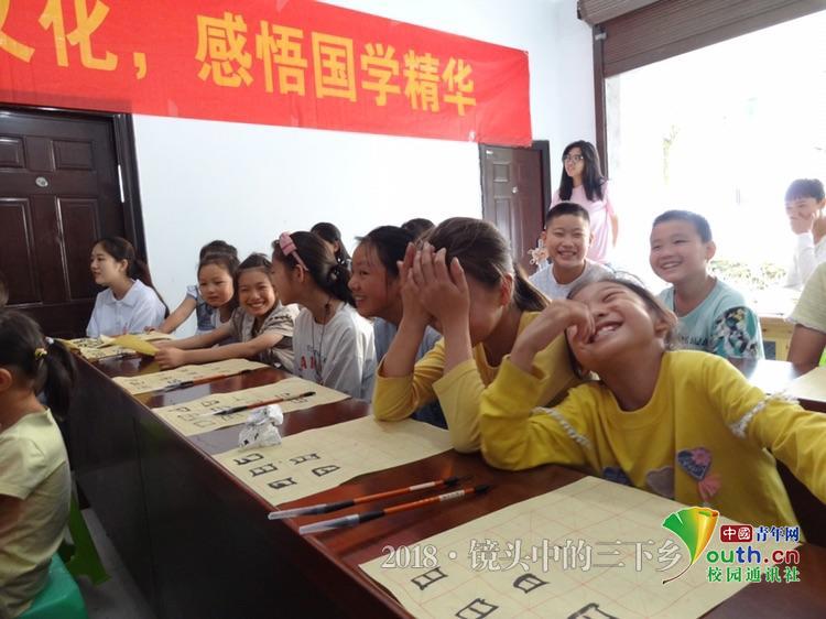 志愿者为小朋友营造愉快的课堂氛围 中国青年网通讯员 况镇成 摄
