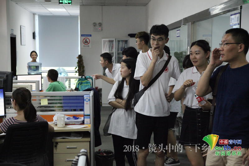 据了解CTL是由重庆理工大学、清华大学苏州汽车研究院和苏州凌创电子系统有限公司共同投资组建,主要从事汽车零部件试验检测技术研究,是集汽车零部件试验检测设备研发、生产、销售为一体的高科技公司。中国青年网通讯员 剡仁哲 摄
