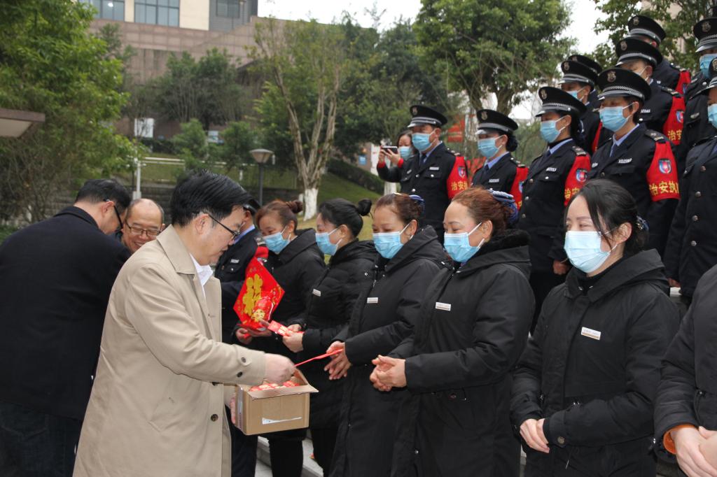 康骞书记、杜惠平校长看望慰问春节留校学生和值班值守的干部职工