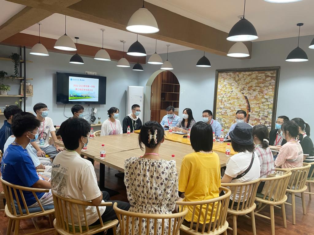 听心声 纳建议 话发展——两江校区召开学生代表座谈会