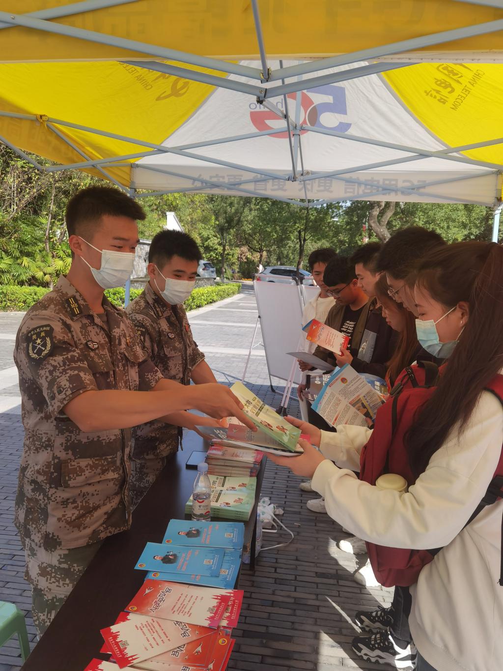 学校开展人民防空宣传活动