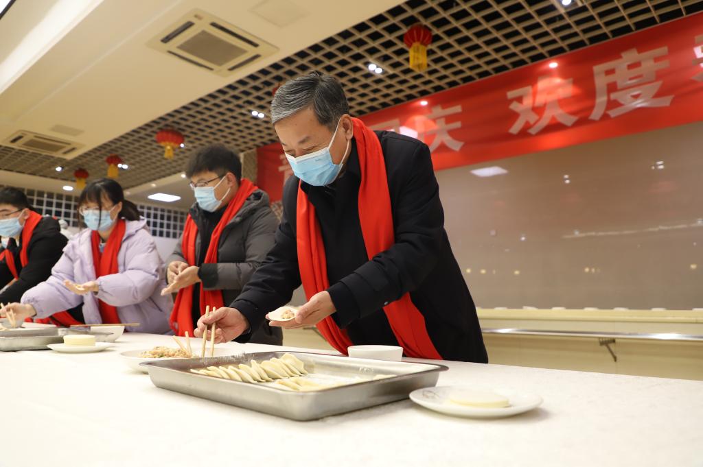 熊雪副市长一行来校看望慰问留校学生