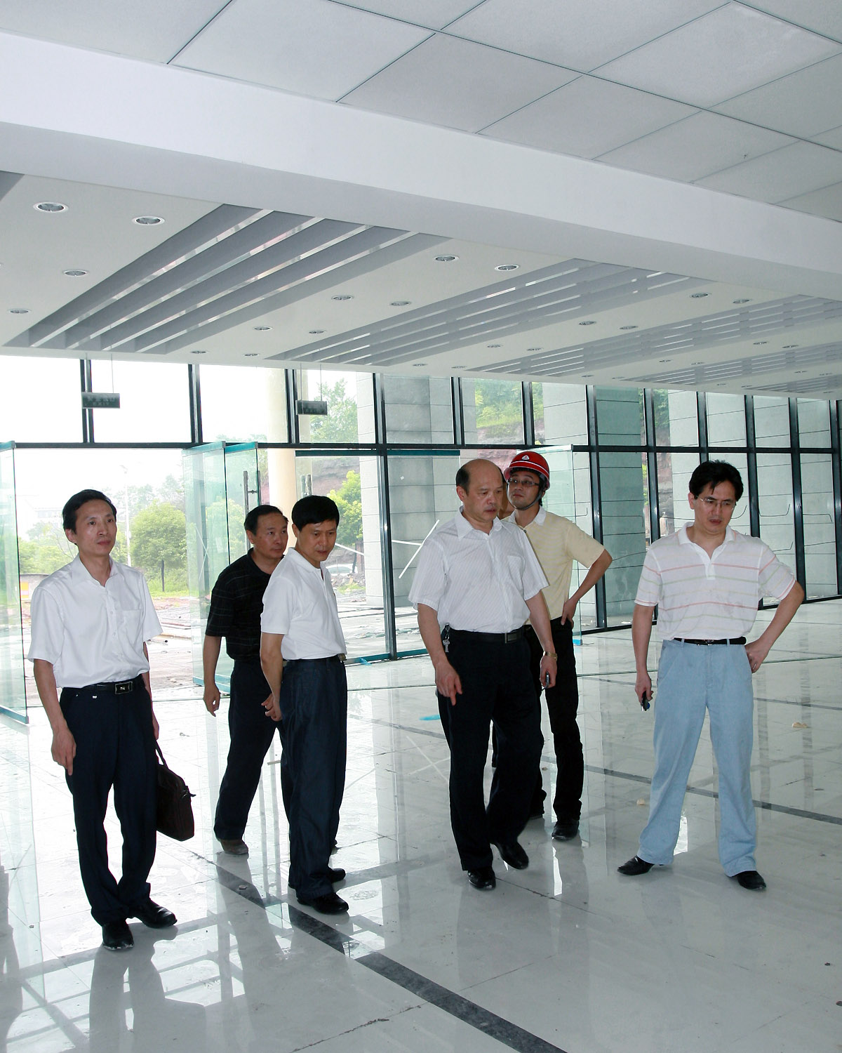 查看即将完工的新教学楼