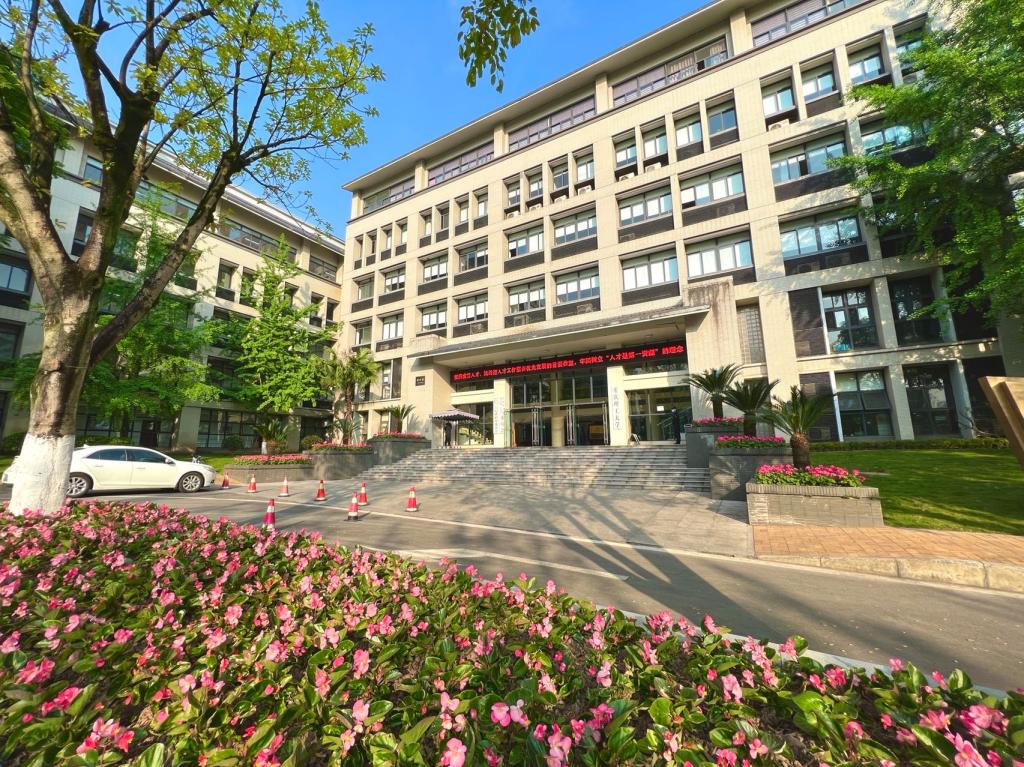 我为申博做贡献 校园景观再升级 ——基建后勤处积极开展春季校园绿化景观提升改造工作