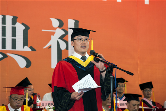 重庆理工大学杨岩教师在毕业庆典上传话毕业生