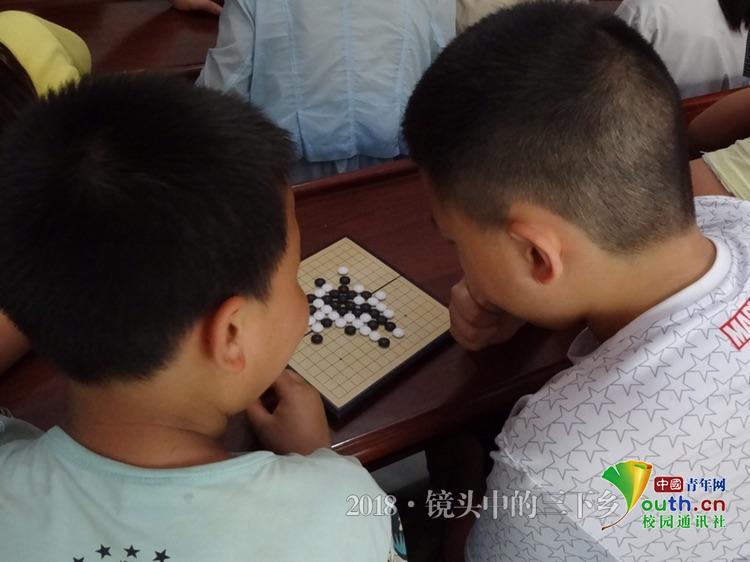 小朋友之间的棋艺比赛 中国青年网通讯员 况镇成 摄
