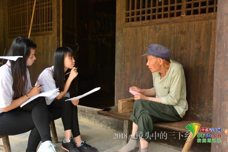 重庆理工大学志愿者与当地村民交流了解家庭情况。中国青年网通讯员 张雅芳 摄